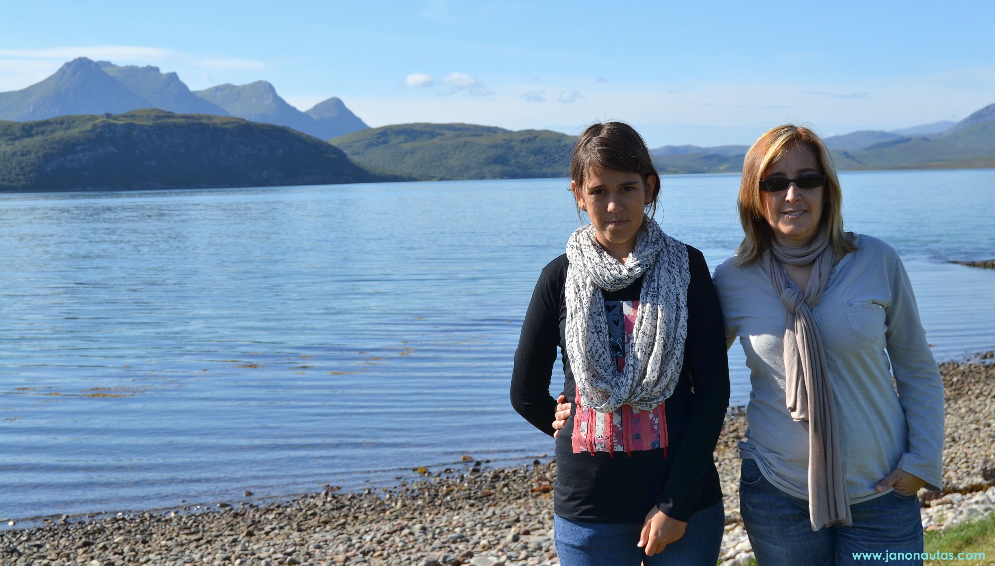 Clàudia y Trini a orillas del Kyle of Tongue Escocia etapa 7: de Thurso a Ullapool