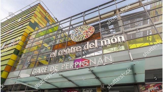 Entrada de la Gare de Perpignan con el letrero El Centre del Món de Salvador Dalí