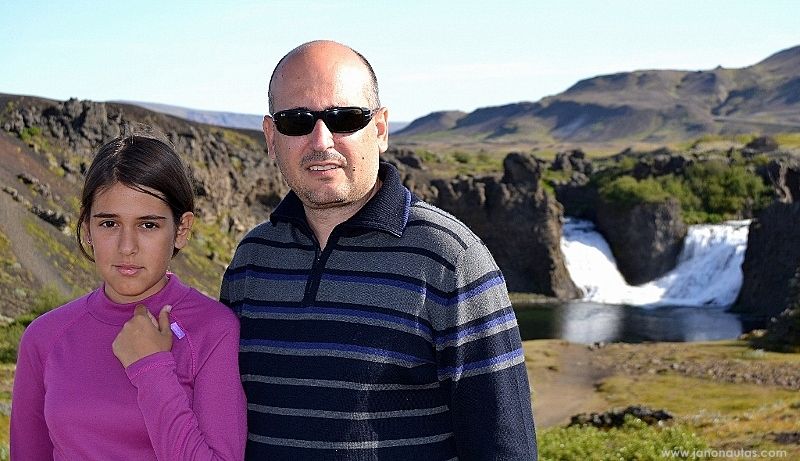 Clàudia y Àlex delante de las cataratas Hjalparfoss Islandia (día 3): cataratas y volcanes