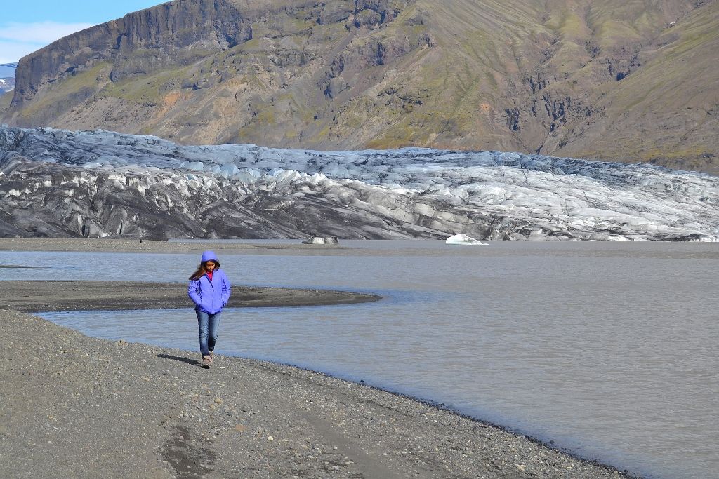 Clàudia paseando junto a la laguna delante del glaciar Islandia (día 4): los glaciares del sudeste