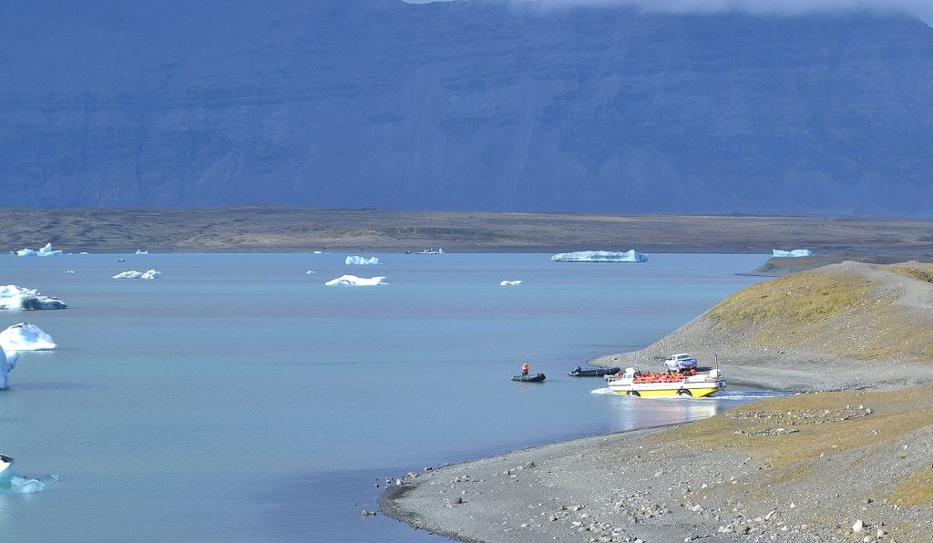 Vehículo anfibio adentrándose en la laguna Islandia (día 4): los glaciares del sudeste