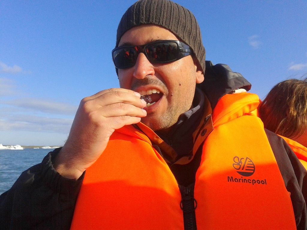Àlex probando el hielo del glaciar Islandia (día 4): los glaciares del sudeste