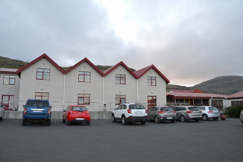 Estacionamiento frente a la entrada del Hotel Smyrlabjorg Islandia (día 4): los glaciares del sudeste