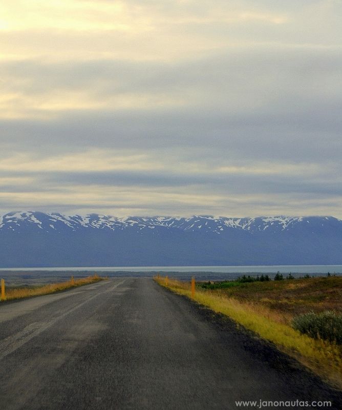 Carretera solitaria en nuestra ruta a Husavik Islandia (día 7): ballenas, moscas enanas y pseudocráteres