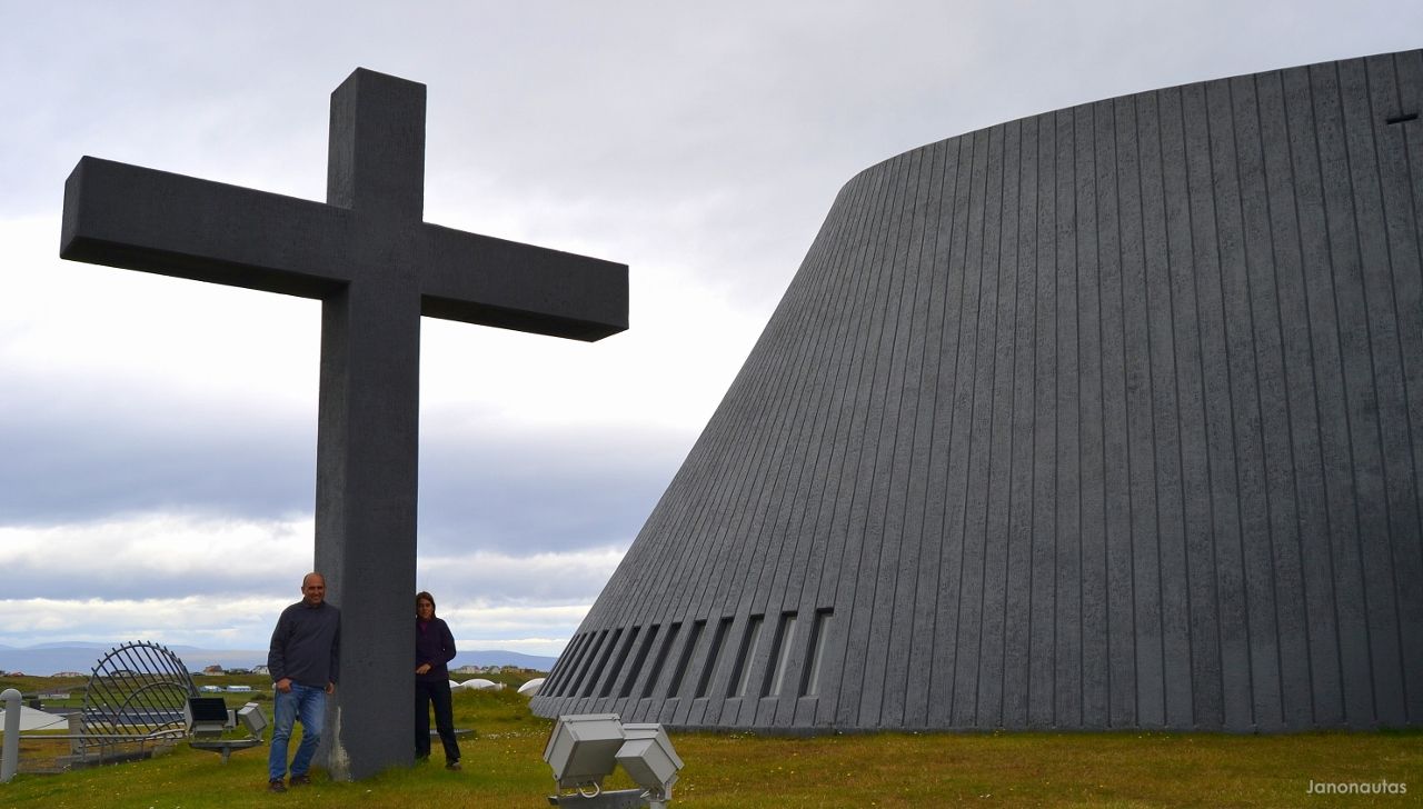 Àlex y Clàudia junto a la peculiar iglesia Islandia (día 9): la península de las focas