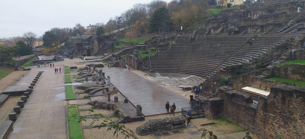 Anfiteatro romano de Lyon en la colina de Fourvière, con gradas bien conservadas