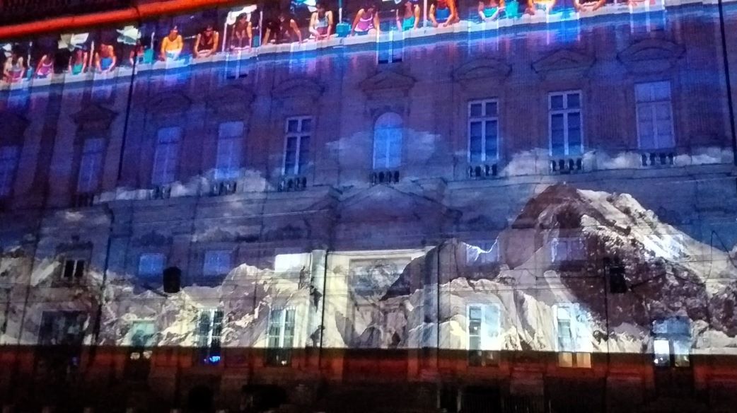 Fachada de edificio histórico iluminada con proyecciones animadas en Lyon