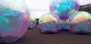 Bolas gigantes luminosas sobre una plaza durante la Fête des Lumières