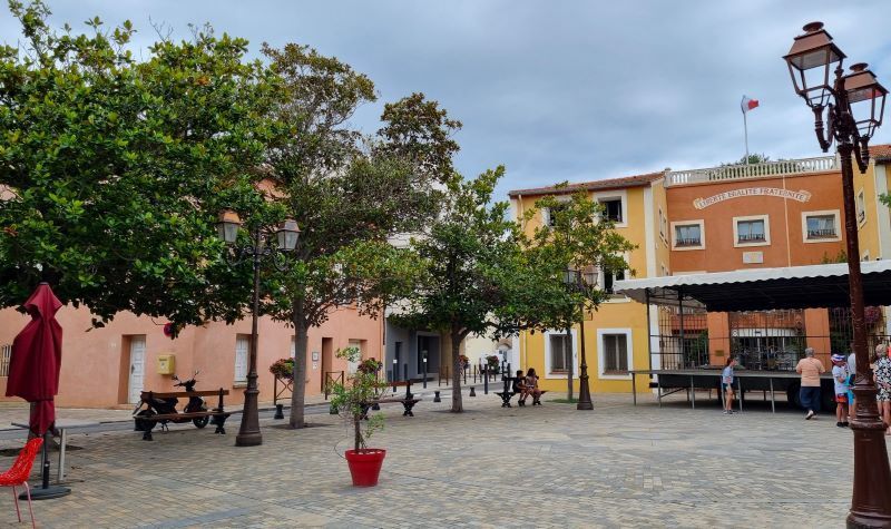 Sainte-Marie-la-Mer Vista de Place de la Mairie en el casco histórico de Sainte-Marie-la-Mer