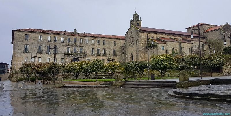 Plaza de la Ferraría con terrazas y árboles, y el Convento de San Francisco al fondo en Pontevedra.