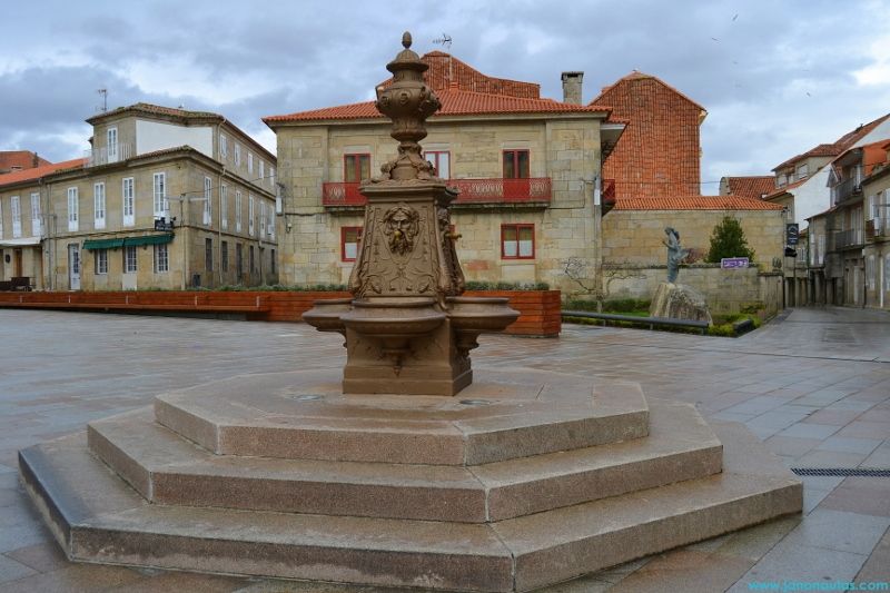 Plaza Alonso de Fonseca en Pontevedra, con la fuente central y rodeada de arquitectura tradicional gallega.