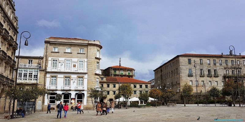 Vista de la Praza da Ferrería en Pontevedra, con sus edificios históricos de piedra y gente paseando