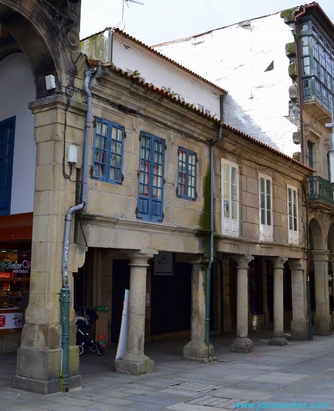 Soportales de piedra de la Praza da Ferrería en Pontevedra, vestigio de las antiguas forjas de herreros que dieron nombre a la plaza.