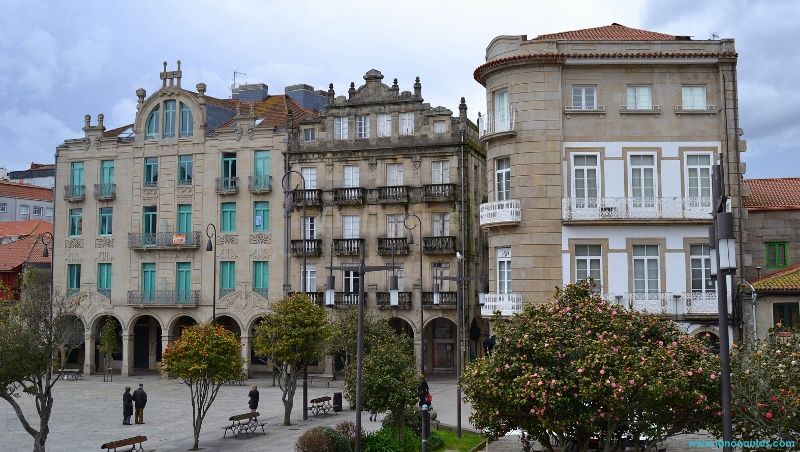 Vista parcial de la Praza da Ferrería en Pontevedra con los dos edificios modernistas del lado oeste, uno de 1912 con motivos florales y otro de los años 20 con arcos de doble altura.