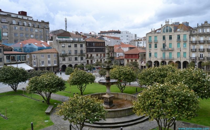 Vista de los Jardines de Castro Sampedro desde el convento de San Francisco, con su amplia vegetación y la Fuente da Ferrería en primer plano.