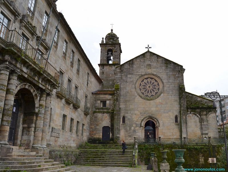 Vista de la fachada de la Iglesia de San Francisco y el lateral del convento, con su arquitectura gótica bien conservada y muchos detalles