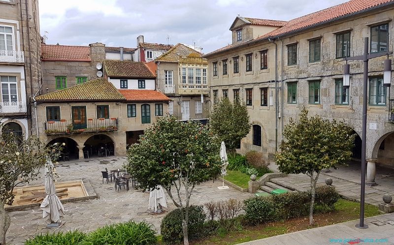 Vista de la Praza da Estrela, una pequeña plaza empedrada con una fuente central, unida a la Praza da Ferrería.