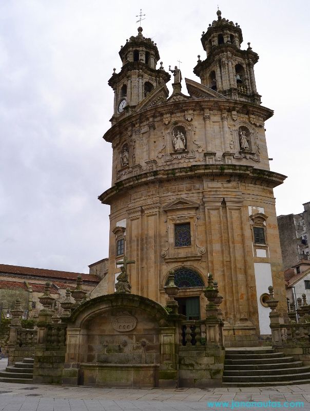 Fachada del Santuario da Peregrina, destacando su planta en forma de vieira y su mezcla de estilos barroco y neoclásico