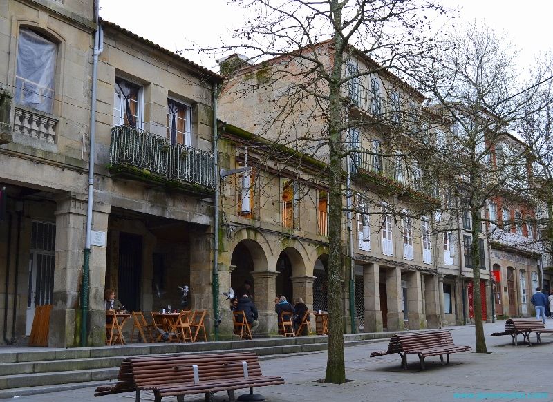 Vista de los soportales de la Praza da Verdura en Pontevedra, con algunas tabernas tradicionales con terraza.
