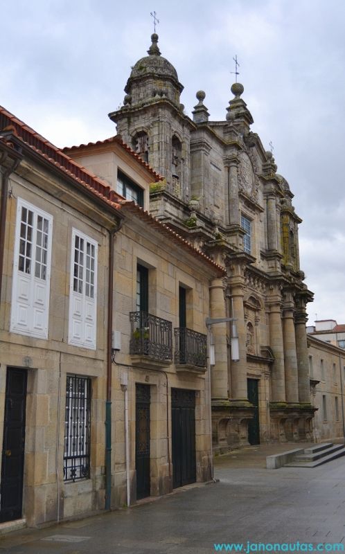 Fachada de la Iglesia de San Bartolomé en Pontevedra, de estilo barroco, con los edificios adyacentes.