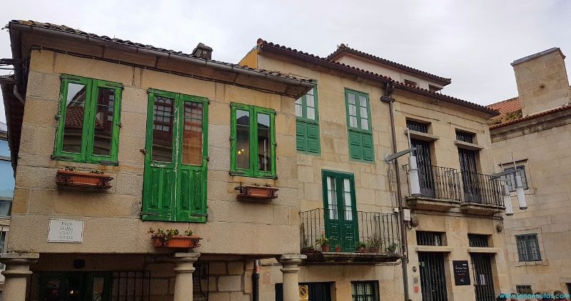 Vista de la Praza da Leña en Pontevedra, con sus edificios históricos y los característicos soportales.