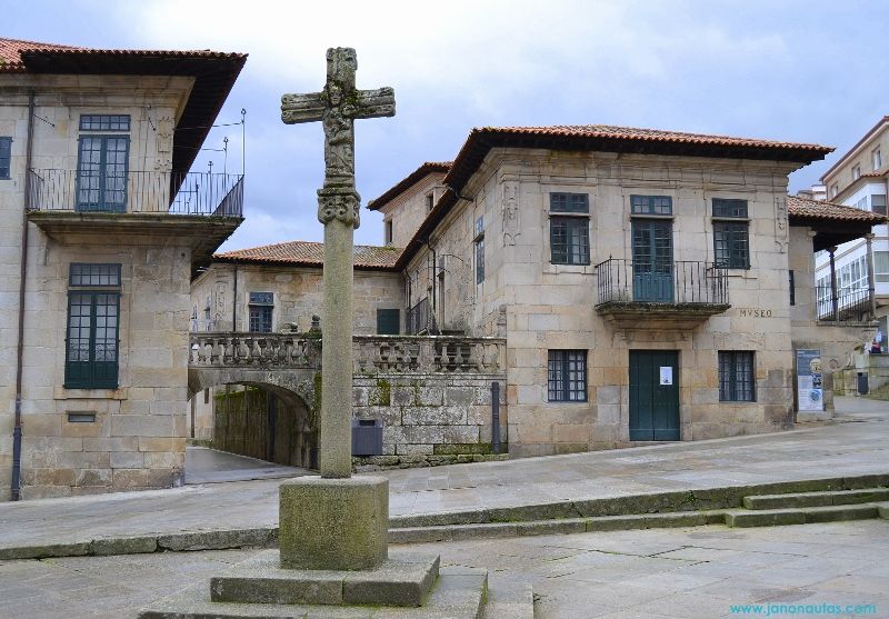 Vista del cruceiro del siglo XVIII en la Praza da Leña, con el edificio del Museo de Pontevedra al fondo.