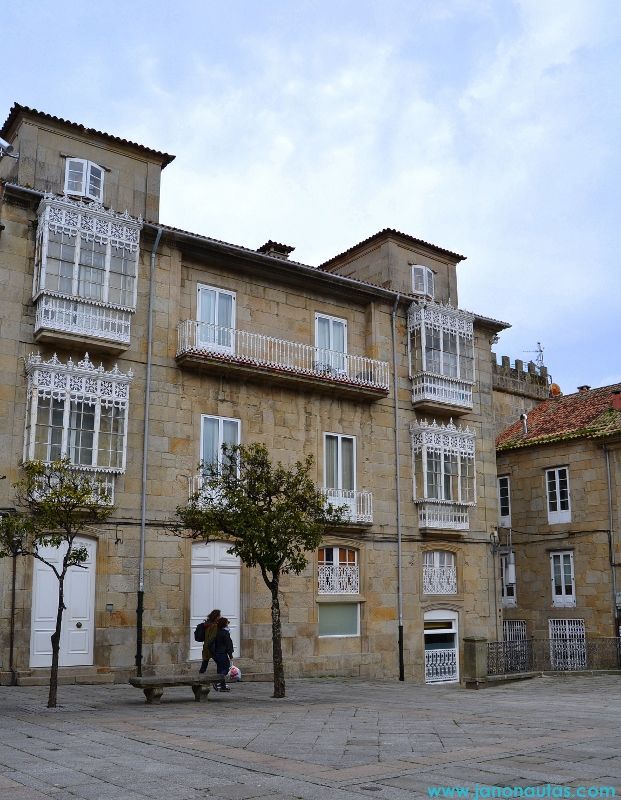 Vista de la Praza do Teucro en Pontevedra, rodeada de naranjos y casas señoriales de los siglos XVII y XVIII, con el Pazo del Marqués de Aranda y Guimaray al fondo.