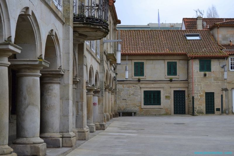 Vista general de la Praza da Pedreira en Pontevedra, con su pavimento empedrado, edificios históricos y soportales de piedra.