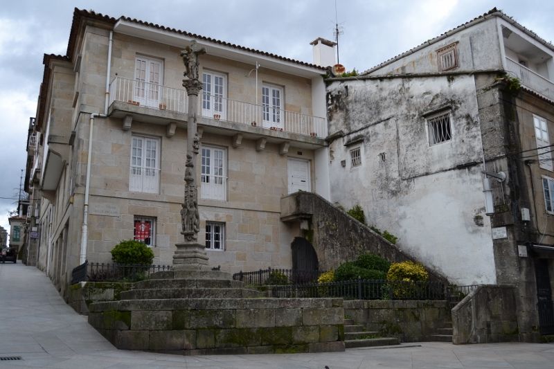 Vista de la Praza das Cinco Rúas en Pontevedra, con la casa donde vivió Ramón María del Valle-Inclán y el cruceiro de 1773 en el centro de la plaza.