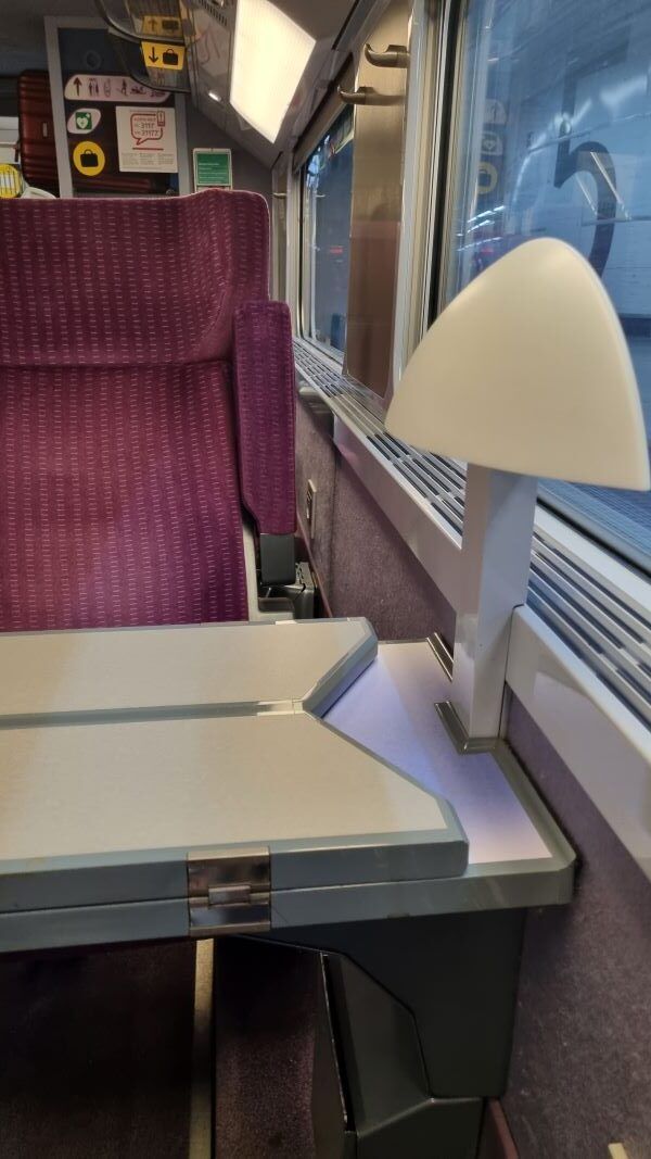 Interior del tren TGV con asientos en el trayecto a Perpignan