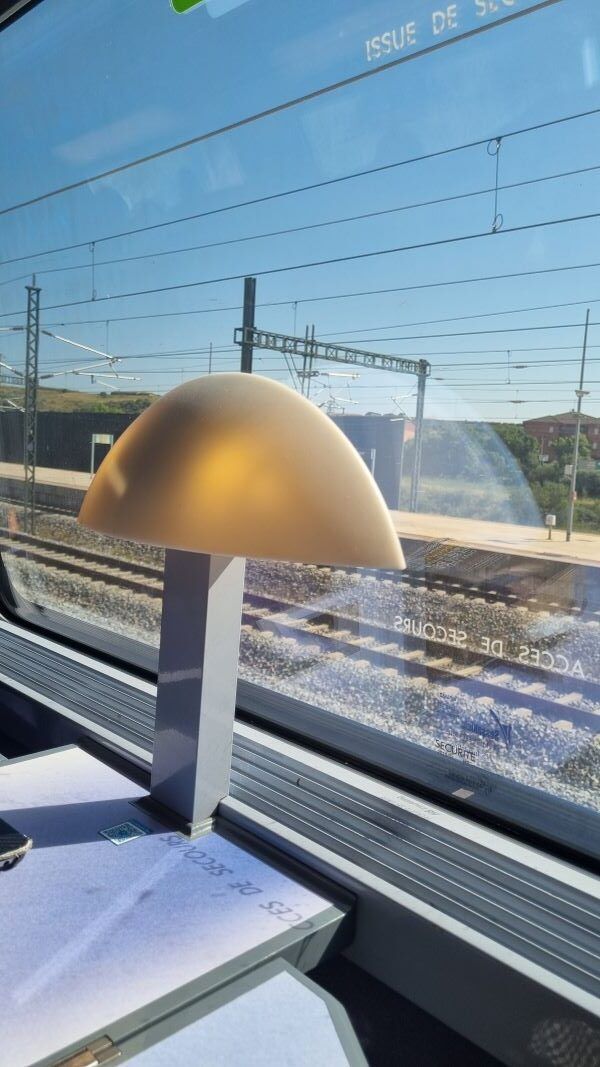Detalle lampara interior tren TGV en trayecto a Perpignan