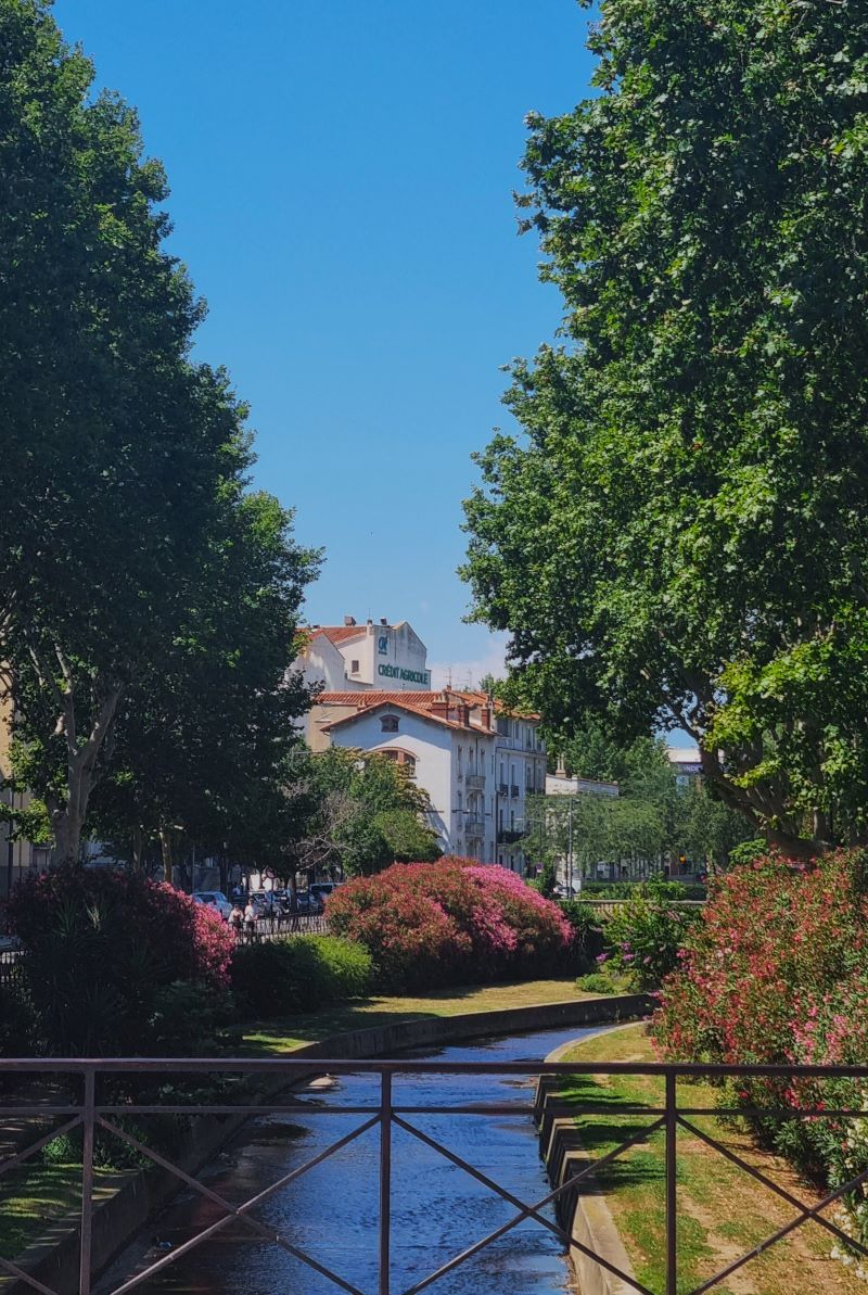 Canal y jardines junto al río Têt en Perpignan
