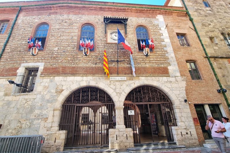 Fachada del Ayuntamiento de Perpignan con banderas francesa y catalana