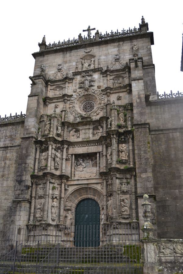 Fachada de la Real Basílica de Santa María a Maior en Pontevedra, con su estilo renacentista y detalles arquitectónicos destacados.