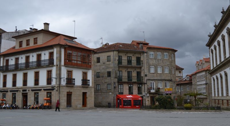 Vista de la Praza de Alonso Fonseca en Pontevedra con sus edificios históricos destacados.