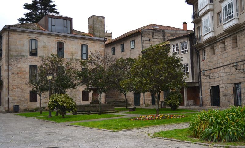Vista de la Praza do Peirao en Pontevedra, con sus soportales de piedra y ambiente tranquilo en el casco histórico