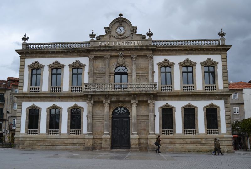Fachada de la Casa Consistorial de Pontevedra, edificio histórico situado en la Praza da España.