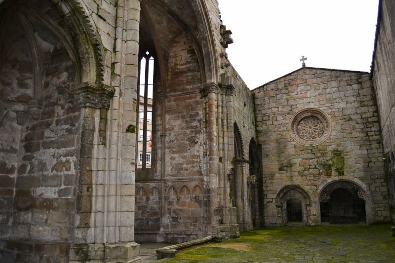 Restos de la Iglesia-Convento de Santo Domingo en Pontevedra, con el ábside y un muro lateral del siglo XIII.