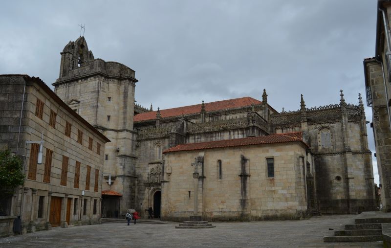 Vista de la parte posterior de la Real Basílica de Santa María a Maior, que da a la Praza de Alonso Fonseca, con su arquitectura gótica.