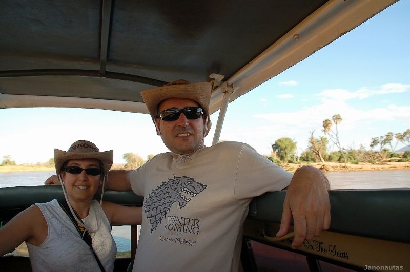 Trini y Àlex preparados para la aventura Safari en Samburu