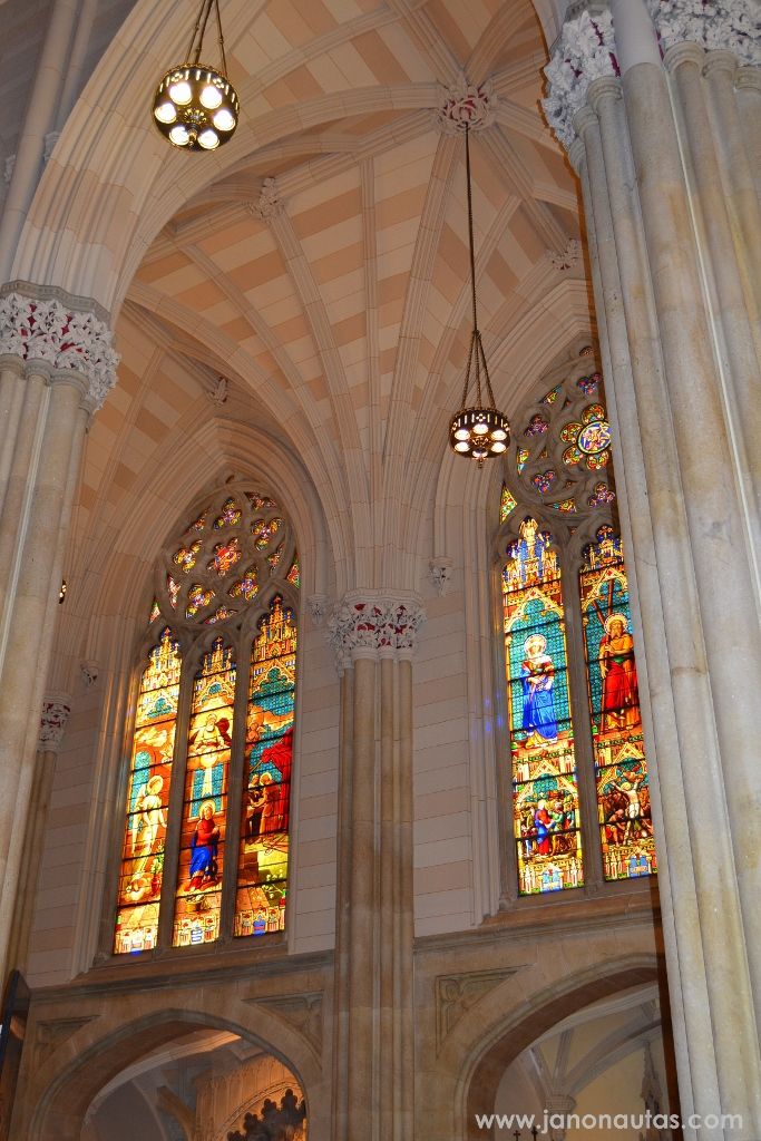 Detalle de las vidrieras St. Patrick, una catedral en Manhattan