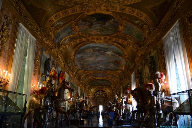 Turín, bajo los soportales de la Via Roma
