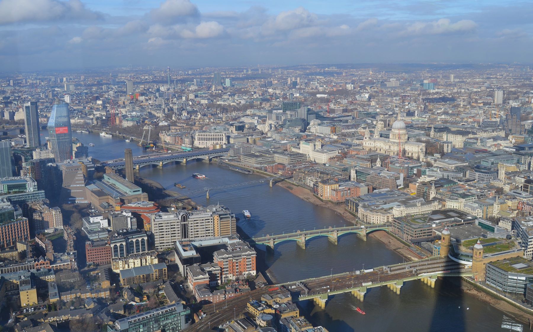 Vista aérea panorámica del río Támesis a su paso por Londres desde el mirador The View from The Shard, con la Tate Modern, varios puentes y la cúpula de St. Paul's Cathedral al fondo