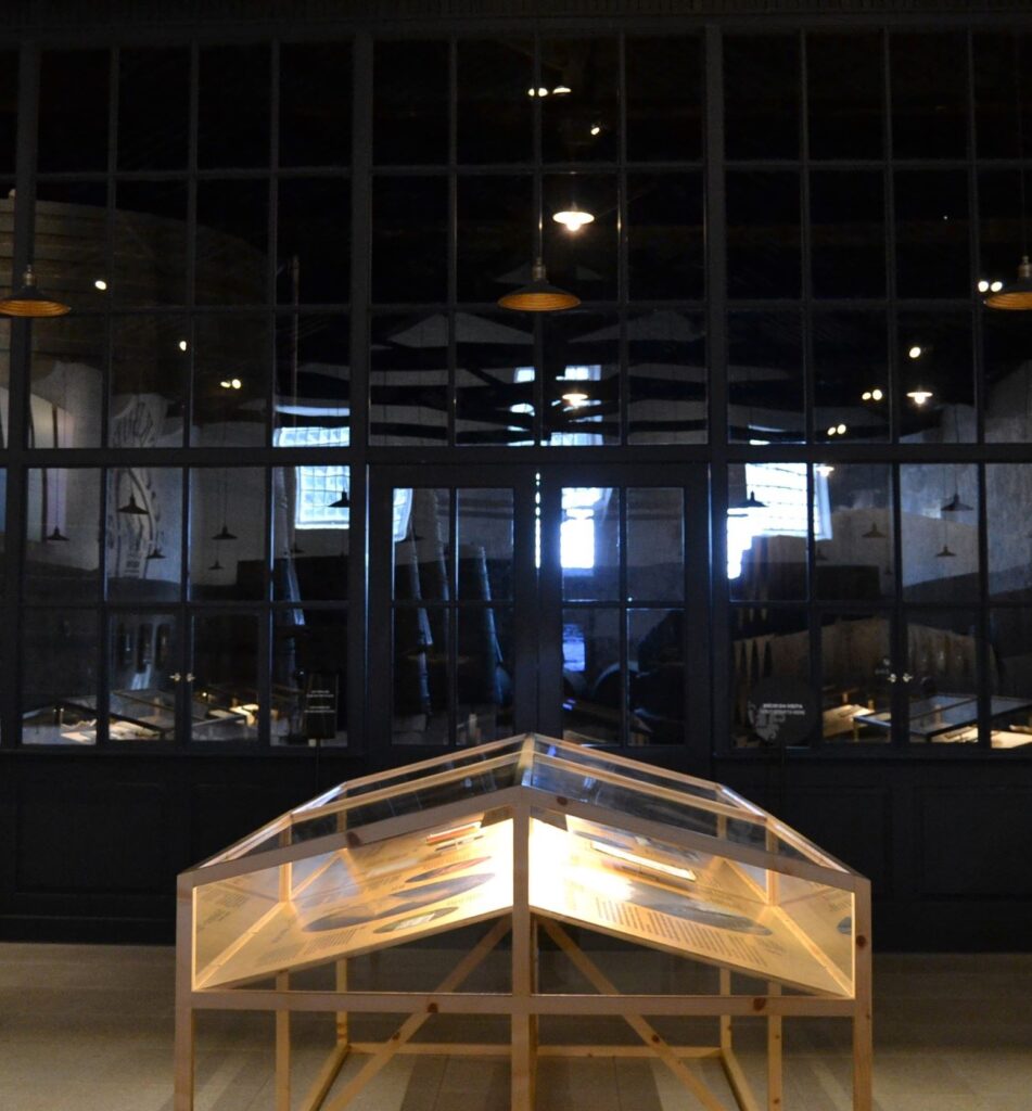 Vitrinas con herramientas históricas en el área de exhibición de las Bodegas Cockburn's de Oporto