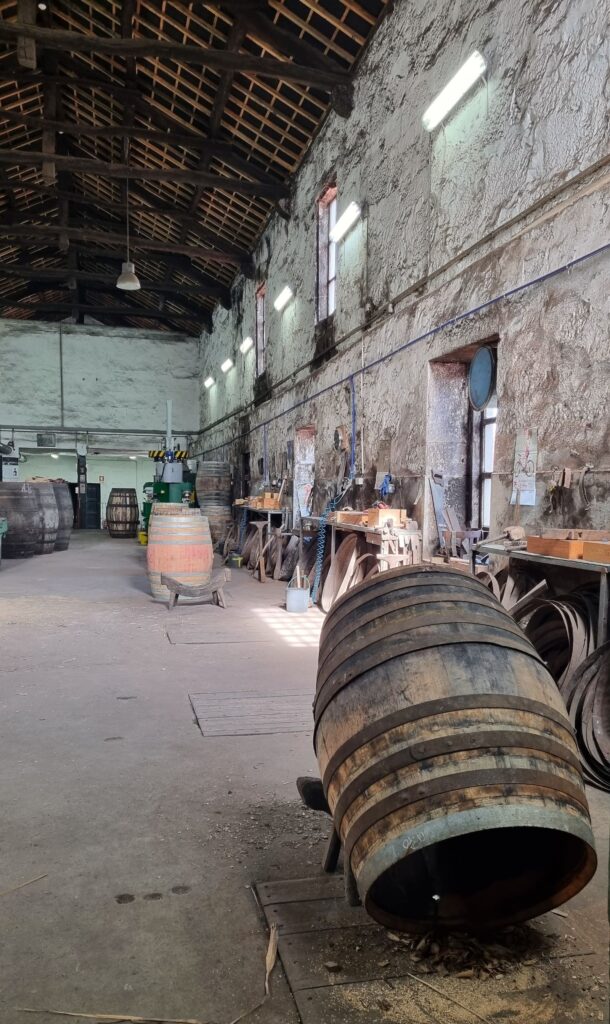 Barrica de roble en primer plano en la tonelería de las Bodegas Cockburn's de Oporto