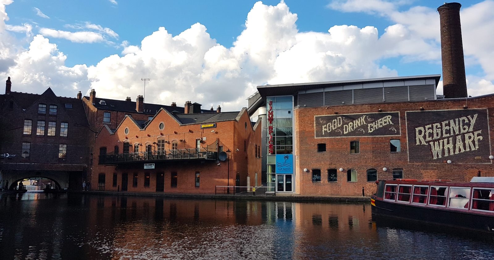 Canal de Birmingham con los antiguos almacenes victorianos del Regency Wharf y barcaza tradicional