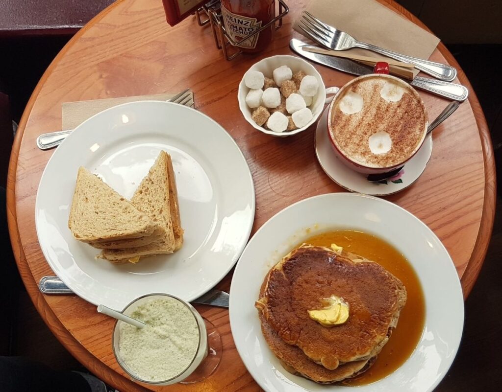 "Desayuno en Cherry Red's Birmingham con pancakes americanos y café