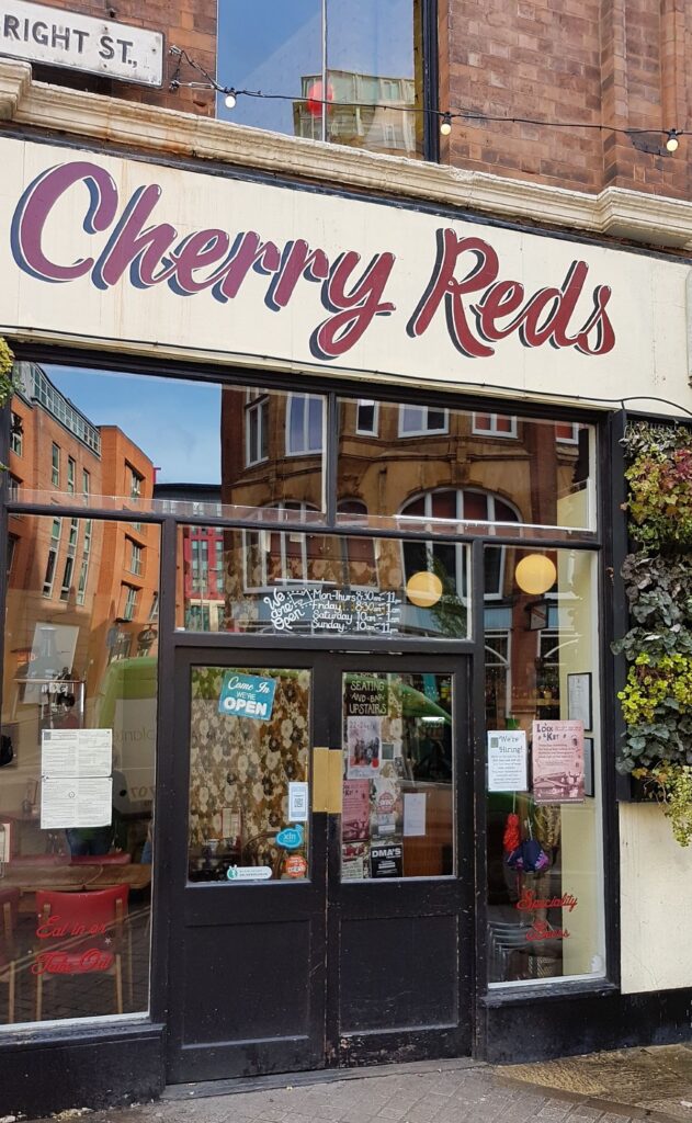 Fachada del Cherry Red's Cafe Bar en John Bright Street, Birmingham