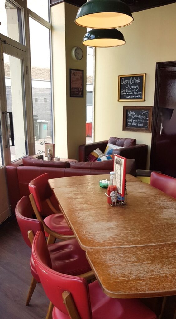 Interior del Cherry Red's Cafe Bar de Birmingham con decoración vintage