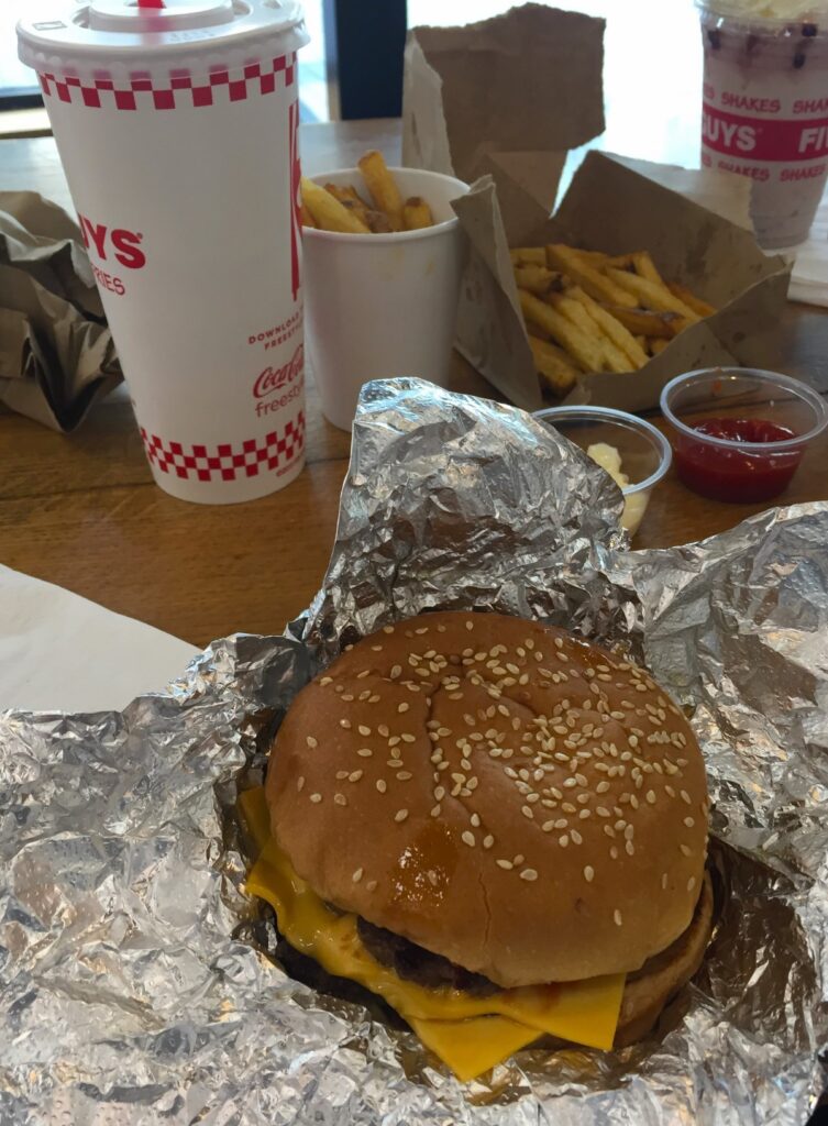Hamburguesa y patatas de Five Guys en Birmingham